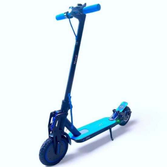 صورة سكوتر كهربائي بوقوف ملون قابل للطي